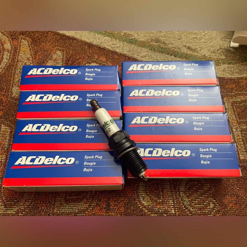 8 Vintage (NOS,1995) AC Delco Spark Plugs 41-602 5614285 for ‘90’s GM NEW